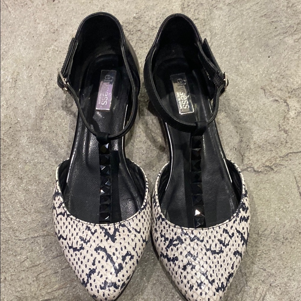 Élysèss Black and White Women shoes
Made in Spain
